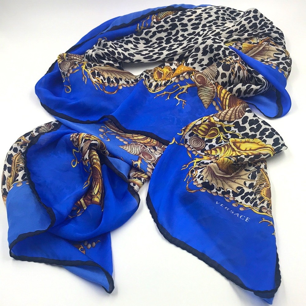 Authentic🔥 VERSACE SHAWL - Picture 7 of 7